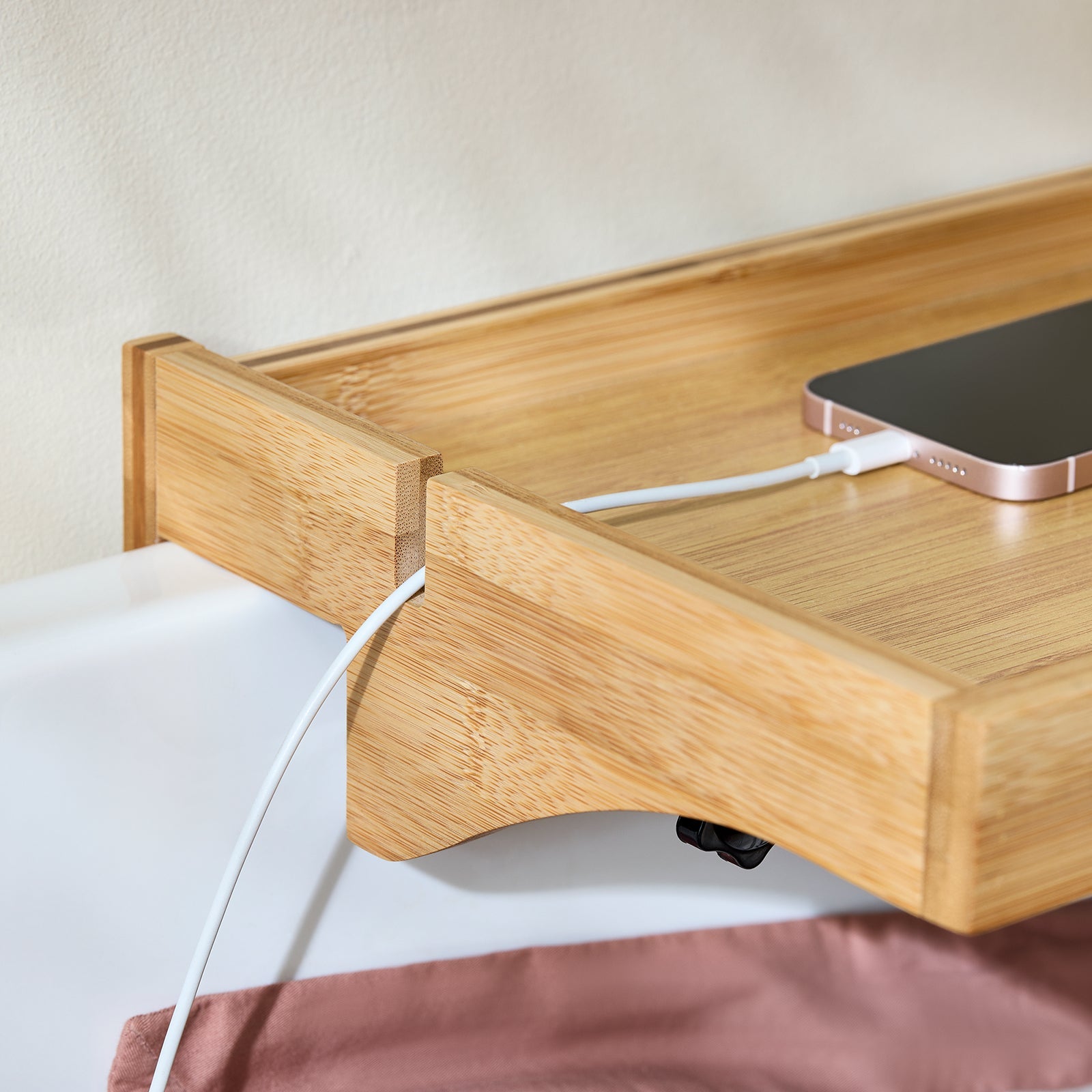 SoBuy | Organiseur de lit | avec gestion des câbles | Table de chevet bambou | NKD01-N